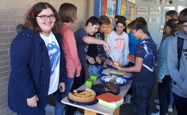 Die Irlandklasse startet ihren wöchentlicher Kuchenverkauf 