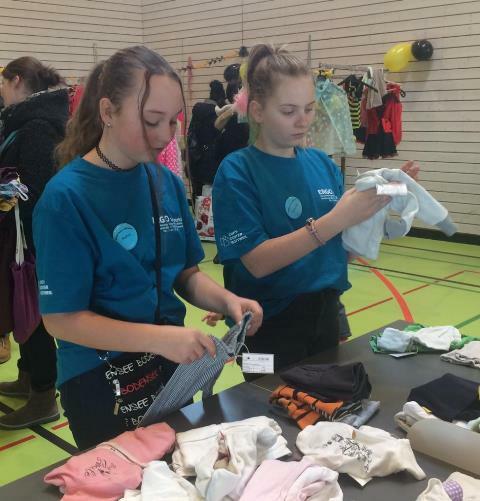 Die Irlandklasse hilft beim Kinderbazar in Göllsdorf 