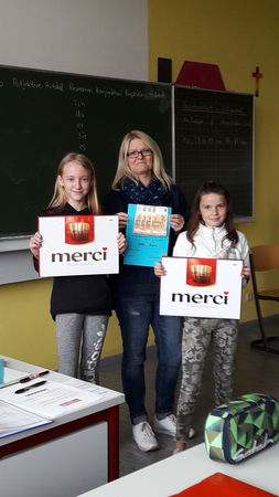 Strahlende Gesichter bei Geldübergabe 