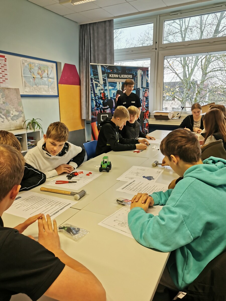 Kern-Liebers Firmengruppe als Ausbildungsbotschafter in Klasse 8 