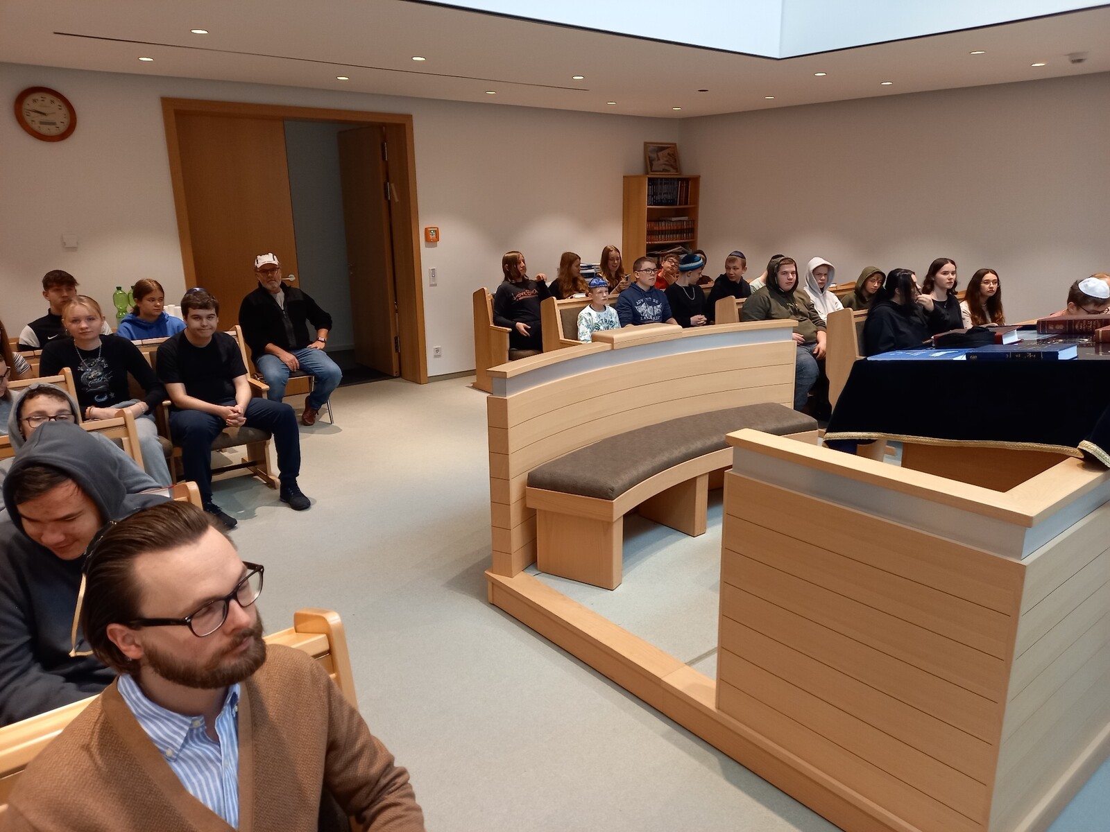 Jugendliche der GWRS  besuchen jüdische Gemeinde