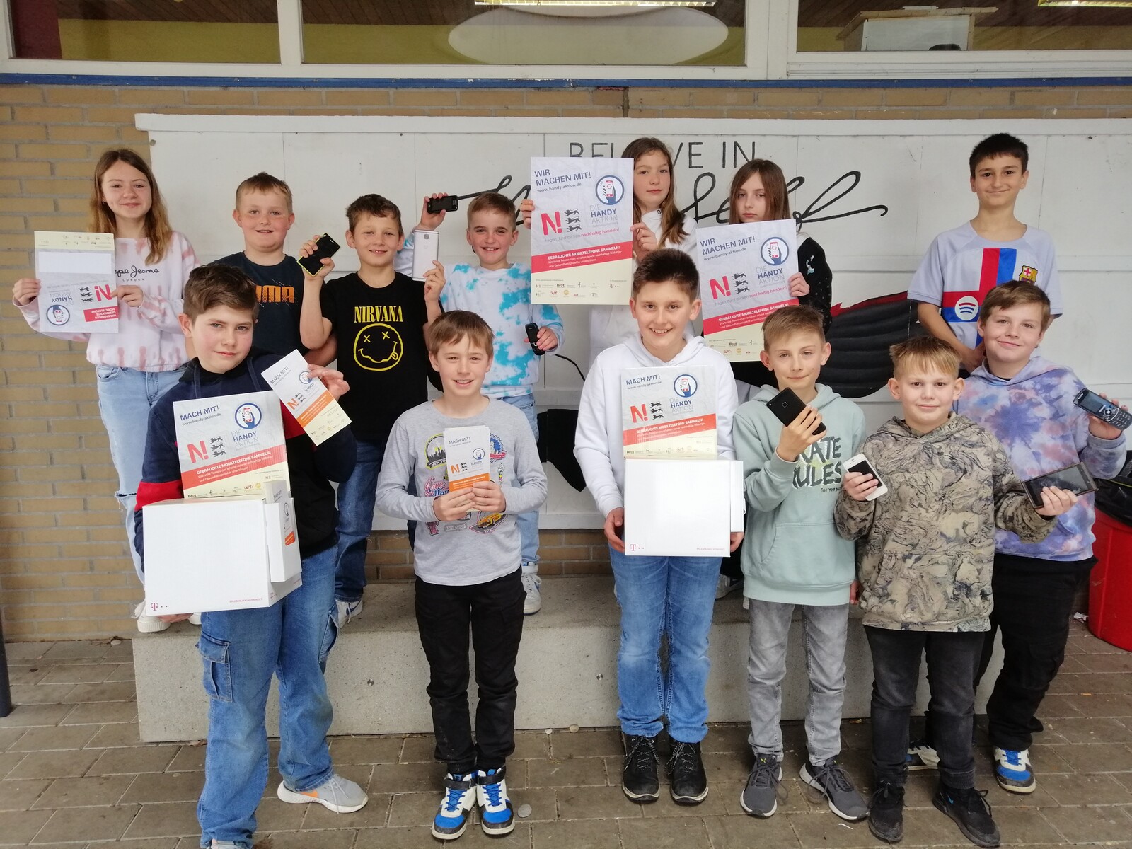 Alte und kaputte Handys in der Schublade suchen ein neues Zuhause.