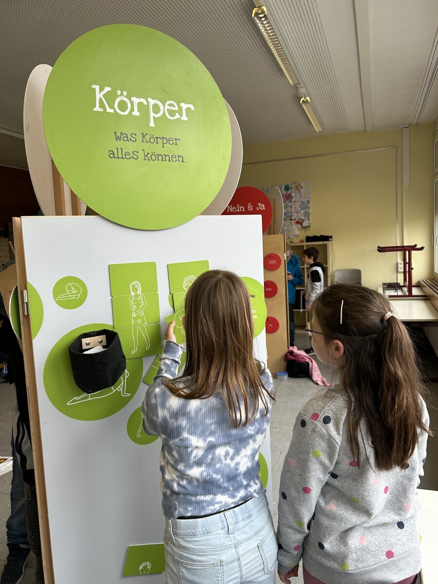 Klasse 4b beim Ausflug zur Mitmachausstellung "Standpunkte"