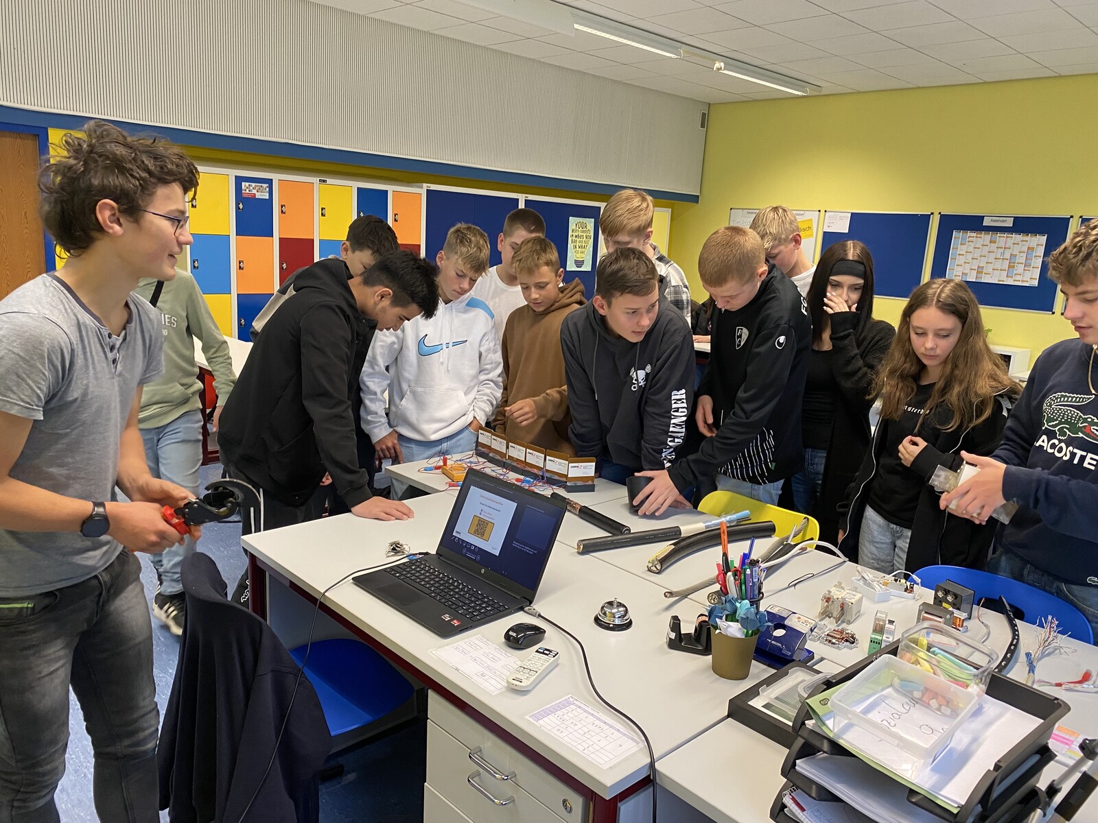 Berufsvielfalt hautnah: Finanzwirt, Augenoptikerin, Elektriker und Handwerkskammer stellen sich vor