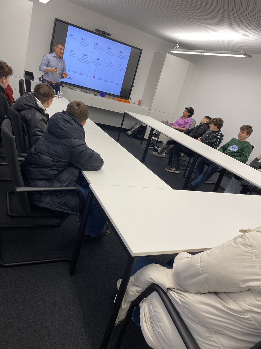 Achtklässler zu Besuch bei Ria Polymers