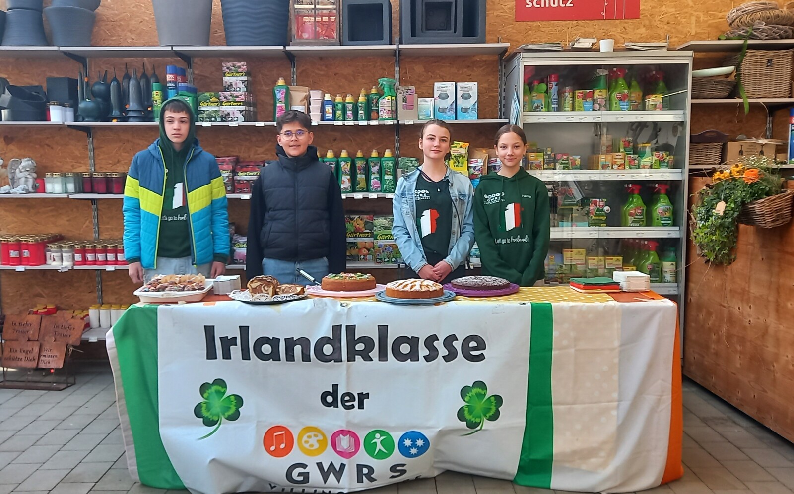 Kuchenverkauf bei perfektem Frühlingswetter bei der Gärtnerei Müller in Villingendorf