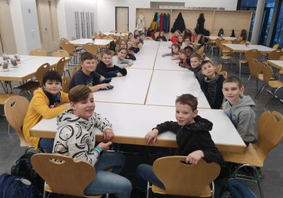 Wir sind in der Mensa untergekommen!