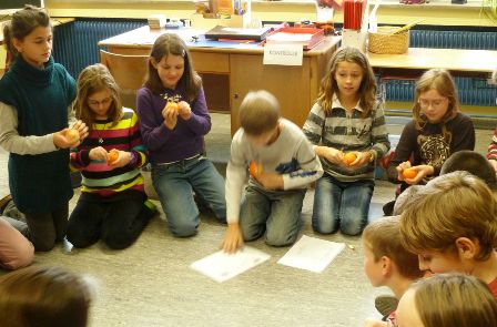 Kinder, heute gibt es Mandarinen! Kinder, heute gibt es Mandarinen!