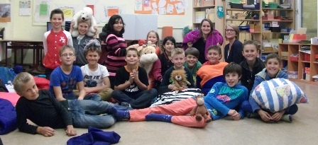 Klasse 4a verbringt Lesenacht in der Schule