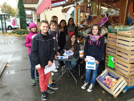 Die Klassen 6 und 10 kooperieren für das Projekt „Weihnachten im Schuhkarton“