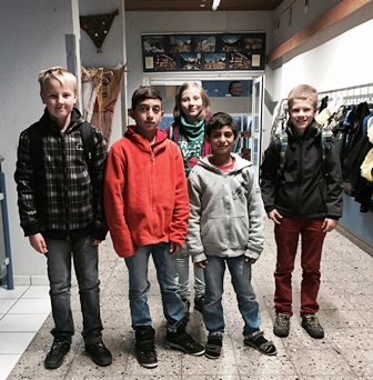 6-Klässler helfen Flüchtlingen die ersten Schultage zu meistern