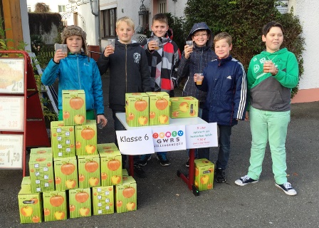 Apfelverkauf der Klasse 6 vor der Bäckerei Stemke