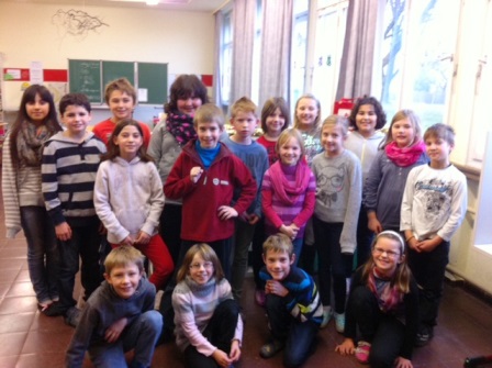 Adventsfensteröffnung am Rathaus mit Klasse 3