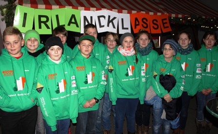 Die Irlandklasse verwöhnt die Gäste des Adventsmärktle in Epfendorf