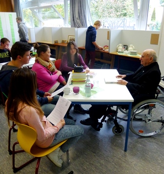 Zeitzeugen teilen ihre Geschichte mit der jungen Generation