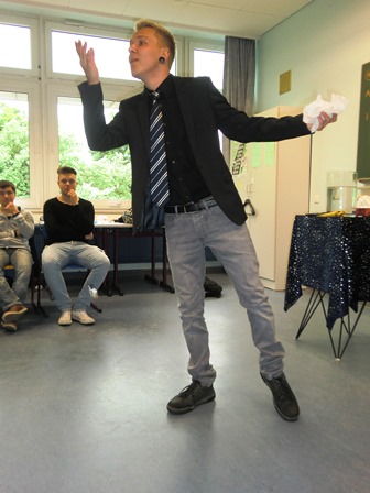 Manuel Cech verblüfft Klasse 10 der GWRS Villingendorf