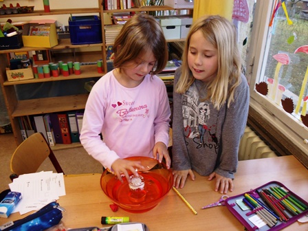 Die Klassenstufe 2 erforscht das Phänomen Luft