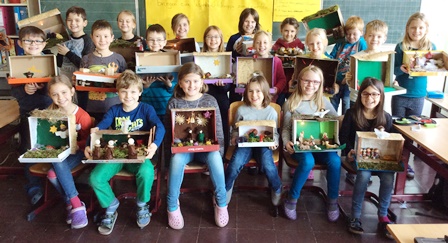 Leuchtende Weihnachtskrippen in der Kl. 3a