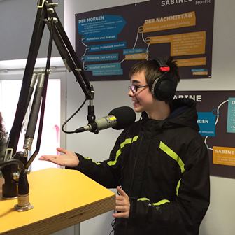 Das Projektteam „Weihnachten im Schuhkarton“ zu Gast beim „Neuen Radio Neckarburg“