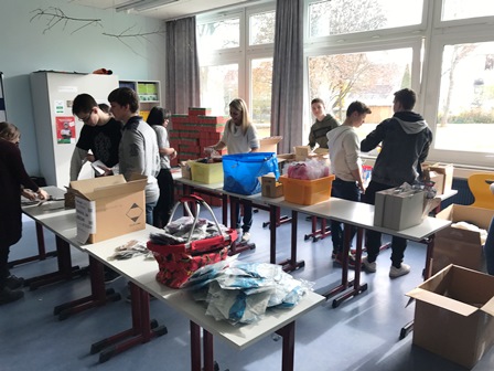 Packaktion bei Weihnachten im Schuhkarton