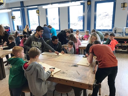 Achtklässler helfen Erst- und Zweitklässlern