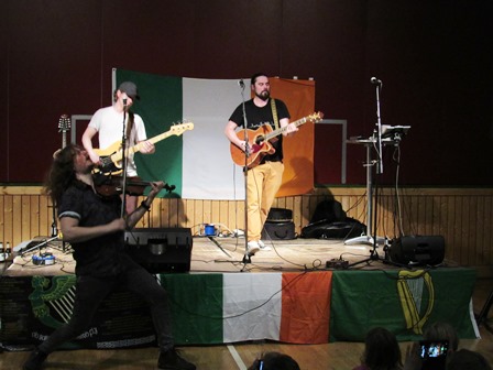 Irische Folkrock-Band spielte für die Irland-Klasse