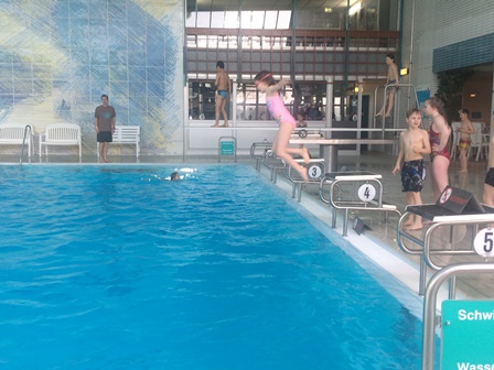 Schwimmspaß der Klassenstufe 2 im Rottweiler Aquasol