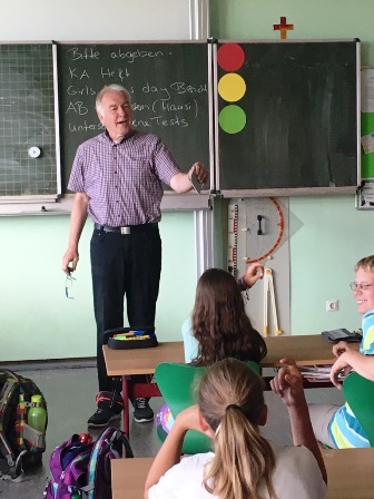 Expertenbesuch zum Thema Geld in Klasse 5