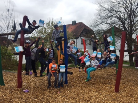 Die Kinder aus der Klasse 4b haben ihren Fahrradführerschein