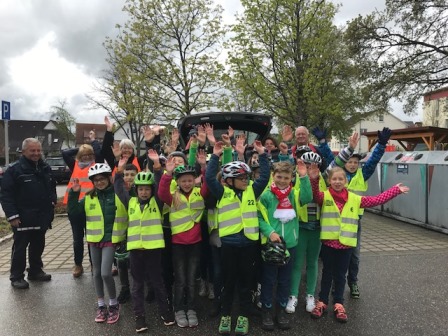 Die Kinder aus der Klasse 4a haben ihren Fahrradführerschein