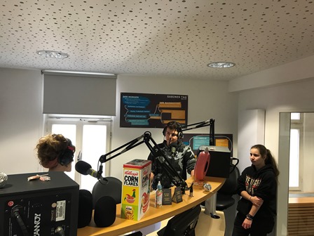 Das Projektteam „Weihnachten im Schuhkarton“ zu Gast beim Neuen Radio Neckarburg