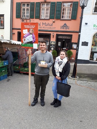 Zehntklässler informieren und sammeln Spenden