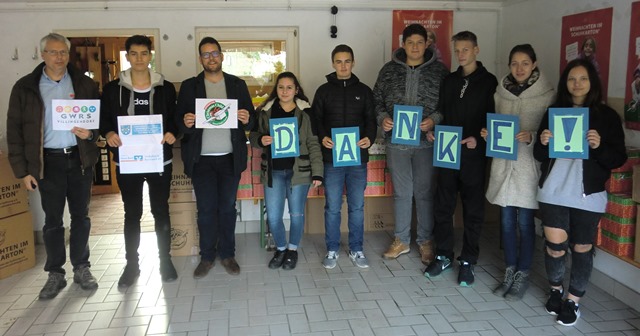 Schüler danken den zahlreichen Spendern / Übergabe der Geschenkpakete