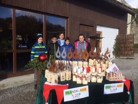 Irlandklasse vertreibt Weihnachtsdeko