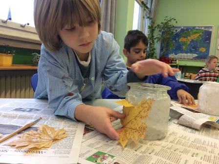 Klasse 1b: Vorbereitungen auf den Adventsmarkt